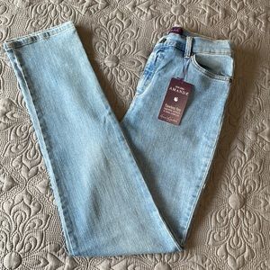 Gloria Vanderbilt women’s jean. Light blue. 6 long